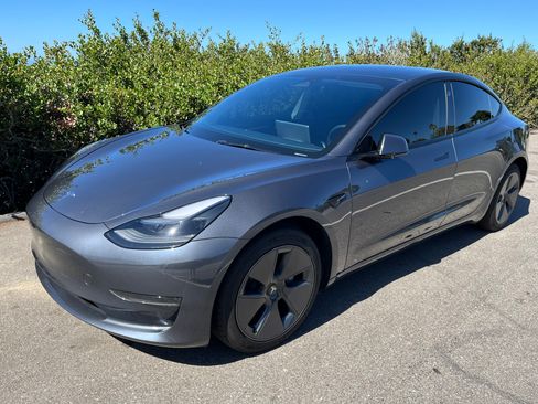 Used 2023 Tesla Model 3 Standard Range image 2