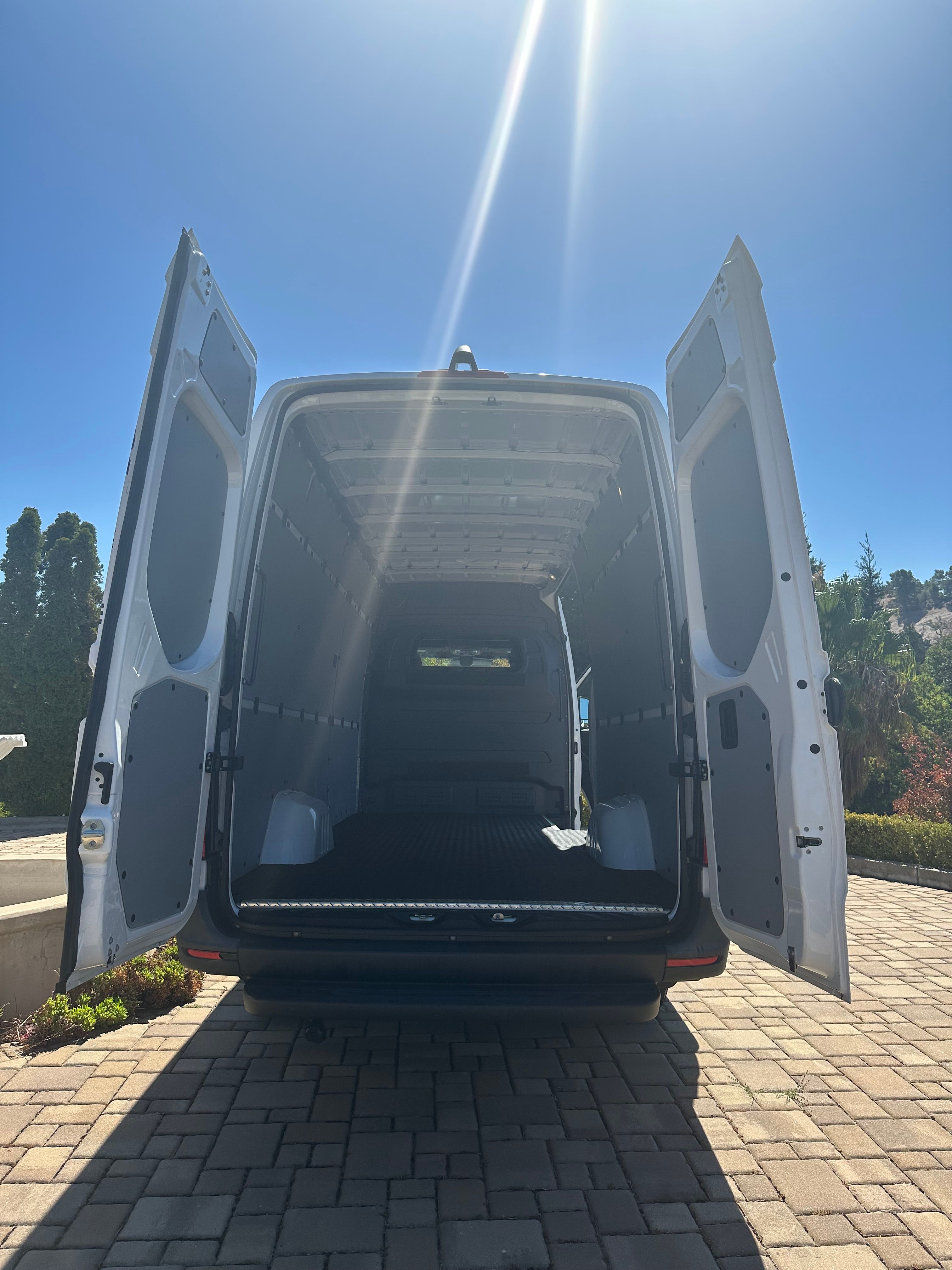 Used 2024 Mercedes-Benz eSprinter 170 Cargo image 9