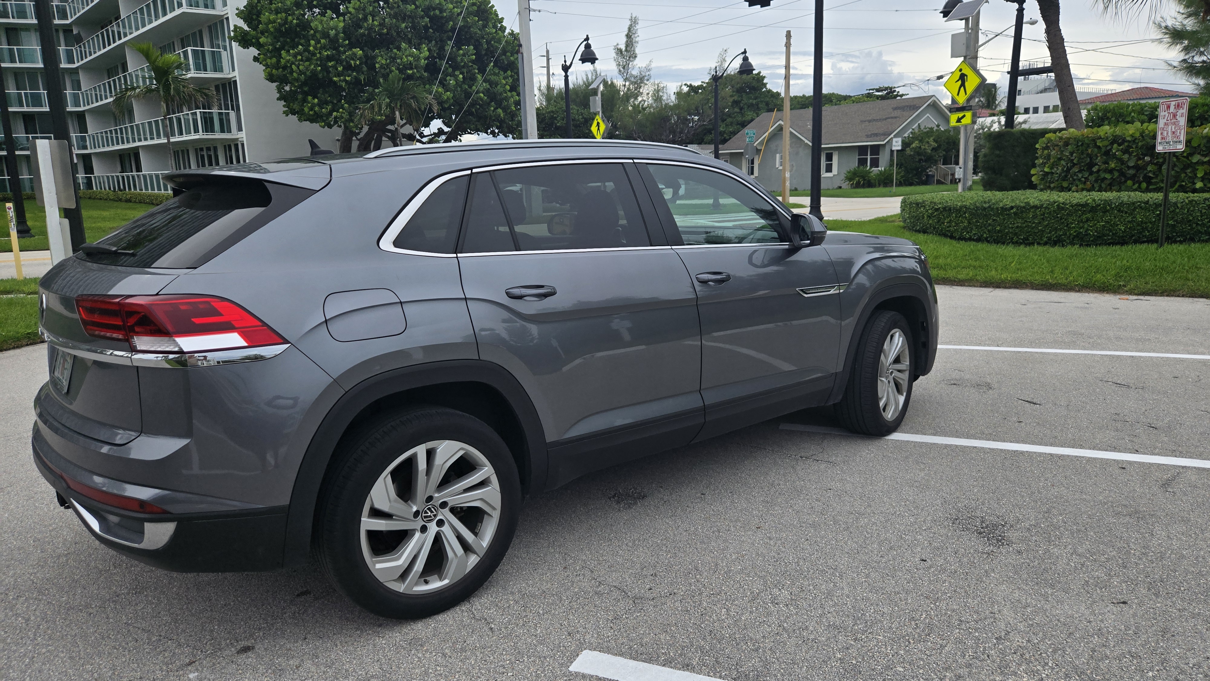 Used 2021 Volkswagen Atlas Cross Sport SEL FWD image 4