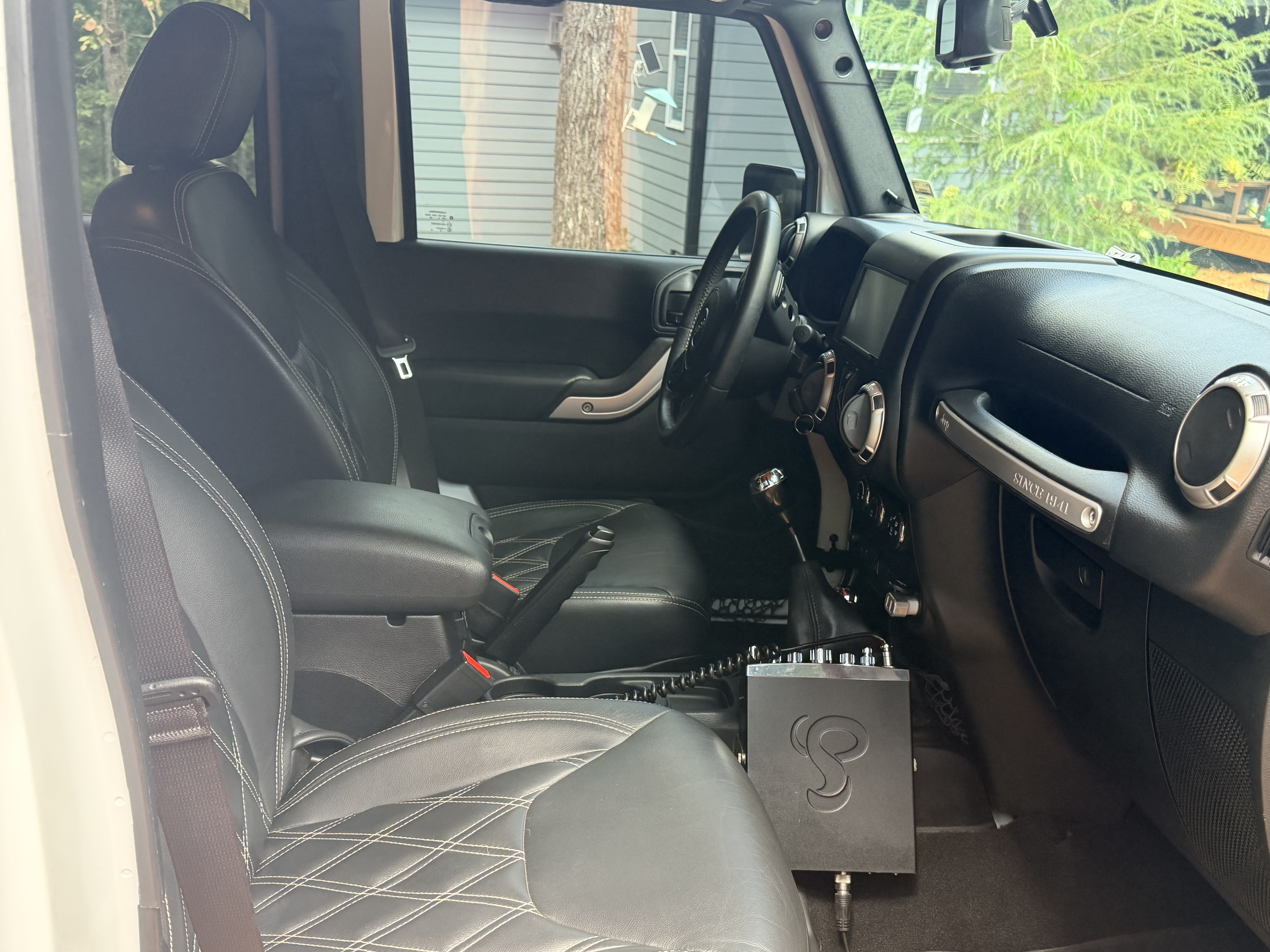 Used 2017 Jeep Wrangler Unlimited Rubicon w/ Connectivity Group AWD/4WD image 9
