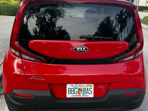 Used 2021 Kia Soul LX FWD image 2