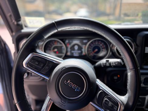 Used 2022 Jeep Wrangler Unlimited Sahara AWD/4WD image 9