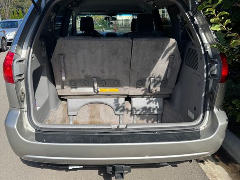 Used 2010 Toyota Sienna LE image 10