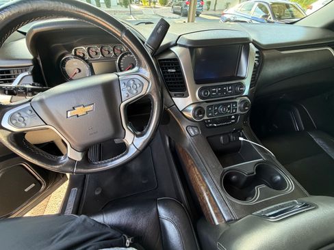 Used 2019 Chevrolet Suburban LT RWD image 9