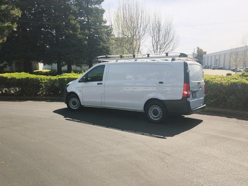 Used 2023 Mercedes-Benz Metris image 2