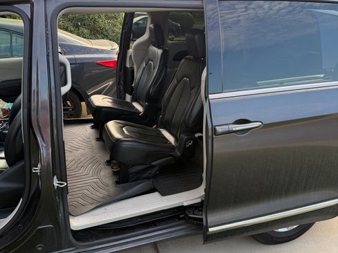 Used 2017 Chrysler Pacifica Touring-L FWD image 8