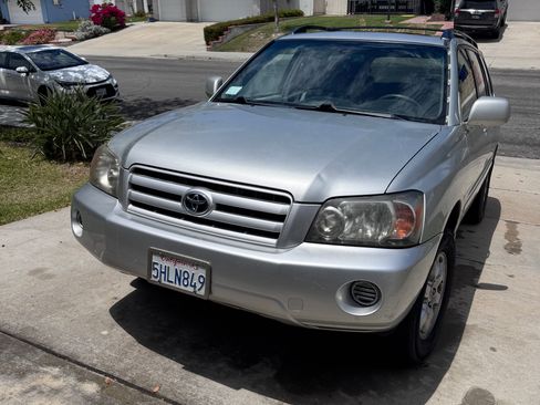 Used 2004 Toyota Highlander Limited FWD image 1