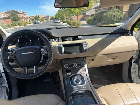 Used 2018 Land Rover Range Rover Evoque SE Premium image 14