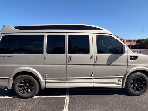 Used 2022 Chevrolet Express 2500 w/ Enhanced Convenience Package RWD image 8