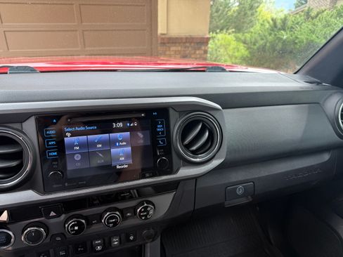 Used 2018 Toyota Tacoma TRD Off-Road w/ Technology Package AWD/4WD image 10