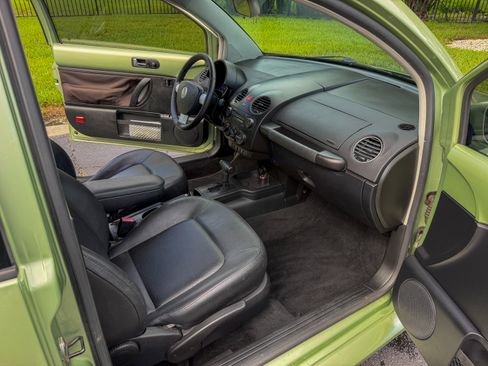 Used 2009 Volkswagen Beetle Coupe FWD image 10