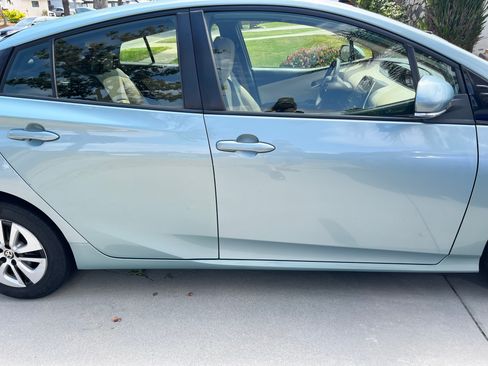 Used 2016 Toyota Prius Three w/ Advanced Technology Package FWD image 9