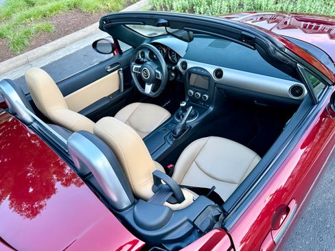 Used 2012 MAZDA MX-5 Miata Grand Touring RWD image 9