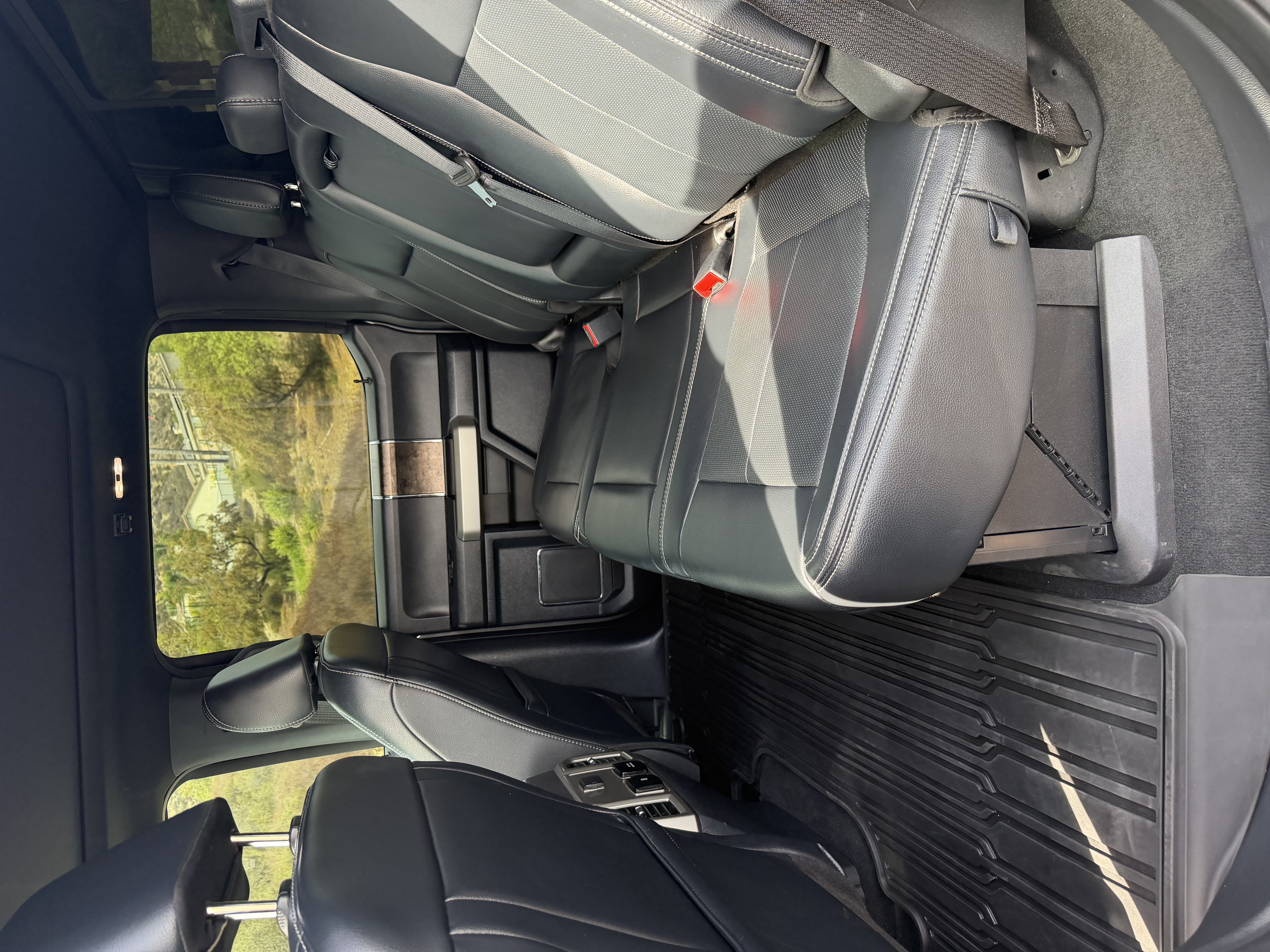 Used 2022 Ford F350 Lariat w/ Black Appearance Package AWD/4WD image 8