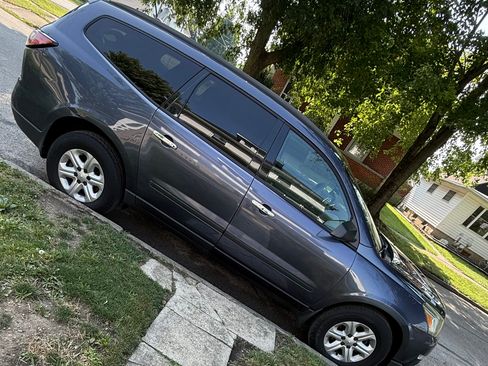 Used 2013 Chevrolet Traverse LS FWD image 1
