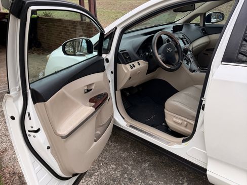 Used 2010 Toyota Venza image 2