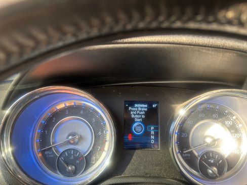 Used 2013 Chrysler 300 RWD image 6