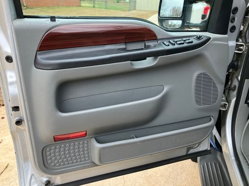 Used 2005 Ford F350 Lariat image 18