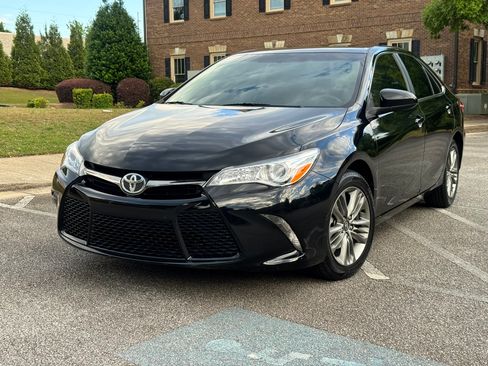 Used 2017 Toyota Camry SE FWD image 1