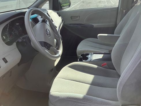 Used 2011 Toyota Sienna LE w/ Towing Pkg FWD image 10