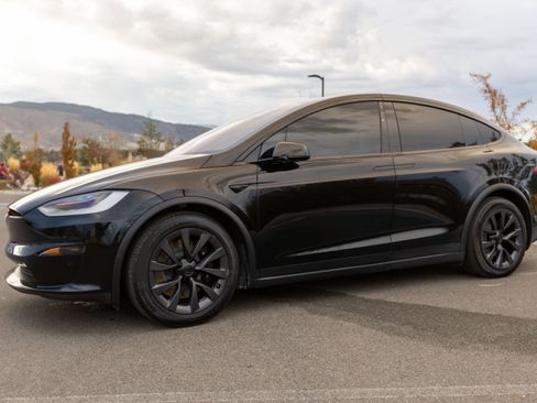 Used 2022 Tesla Model X Plaid image 4