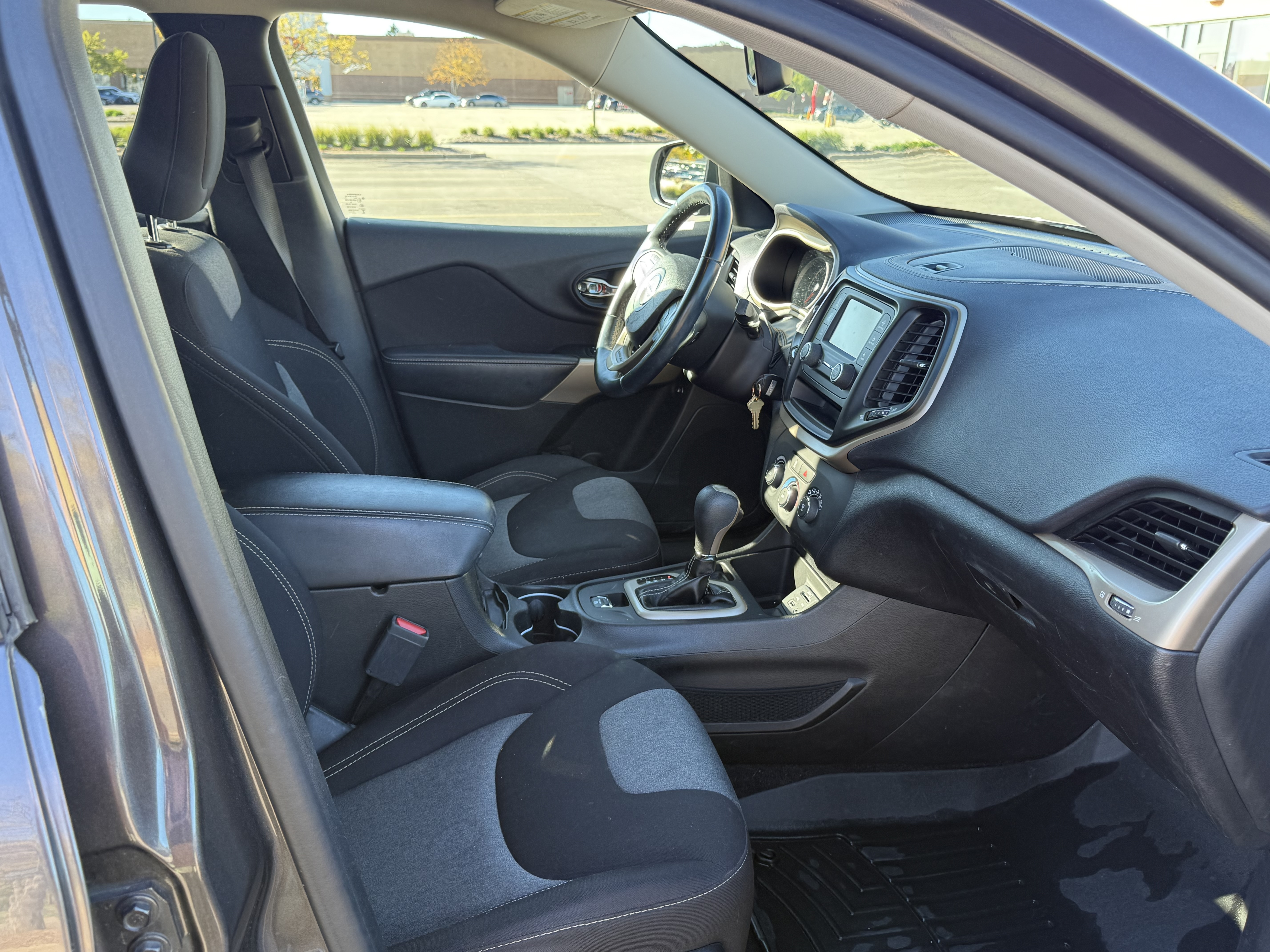 Used 2018 Jeep Cherokee Latitude w/ Altitude Package FWD image 14