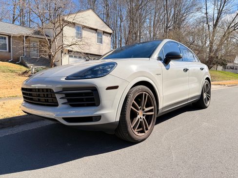 Used 2022 Porsche Cayenne Platinum Edition image 1