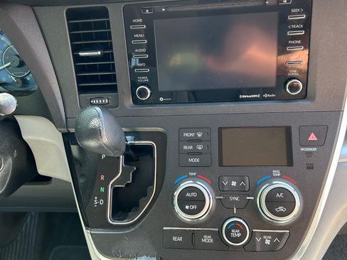 Used 2018 Toyota Sienna LE FWD image 15