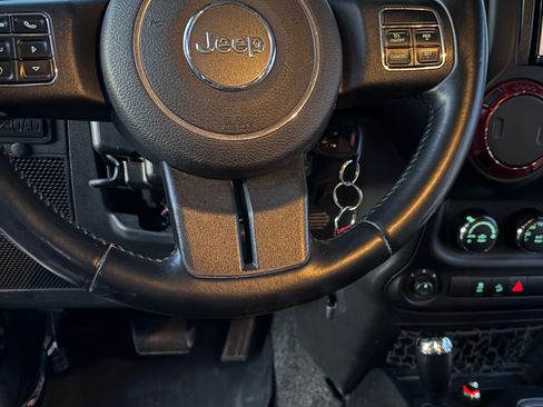 Used 2011 Jeep Wrangler Unlimited Rubicon w/ Connectivity Group image 14