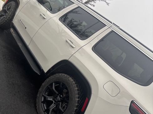 Used 2022 Jeep Wagoneer Series II image 1