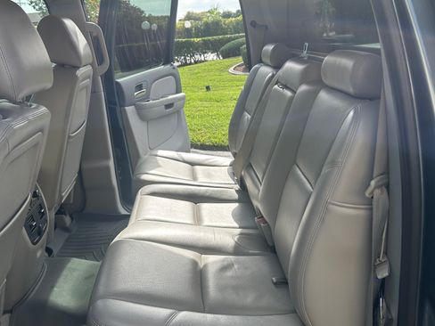 Used 2011 Chevrolet Avalanche LTZ image 6