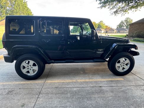 Used 2012 Jeep Wrangler Unlimited Sahara w/ Dual Top Group AWD/4WD image 8