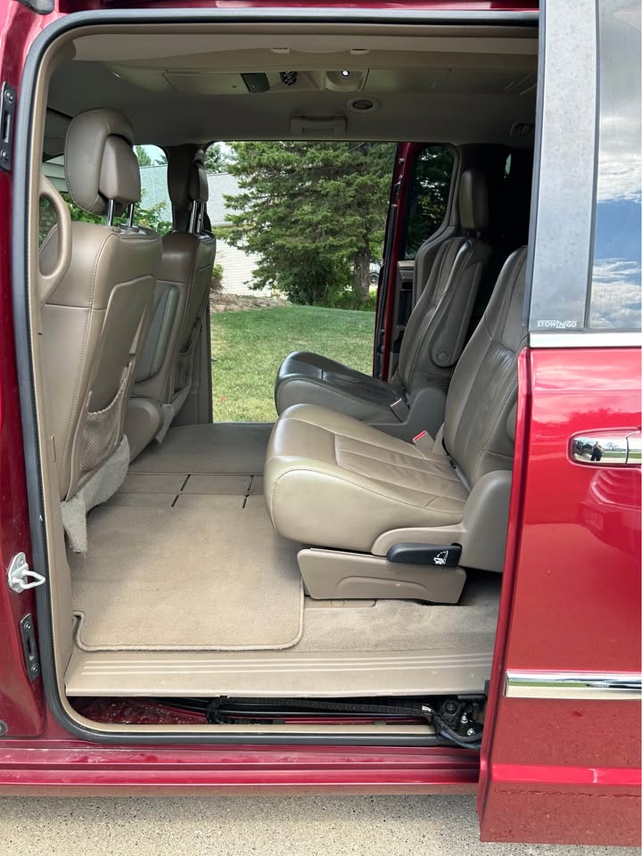 Used 2012 Chrysler Town & Country Limited FWD image 13