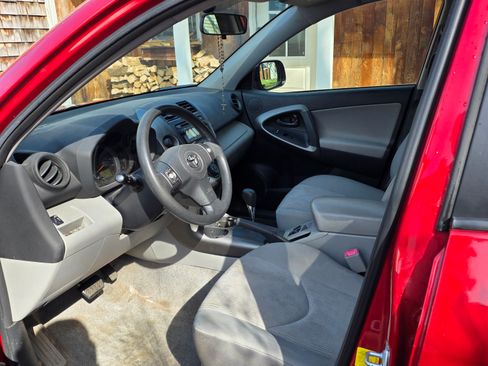 Used 2012 Toyota RAV4 FWD image 9