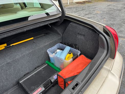 Used 2011 Lincoln Town Car Signature Limited image 23