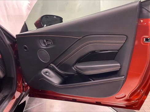 Used 2019 Aston Martin V8 Vantage Coupe 2D image 18