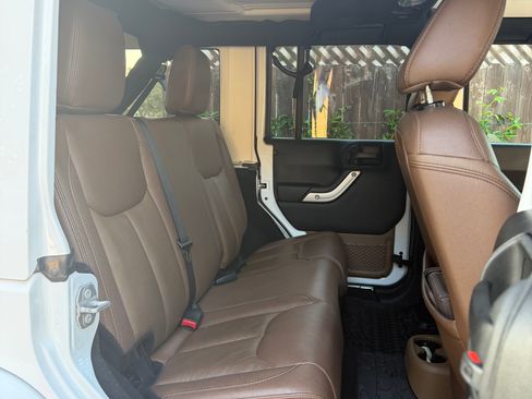 Used 2017 Jeep Wrangler Unlimited Sahara w/ Connectivity Group image 9