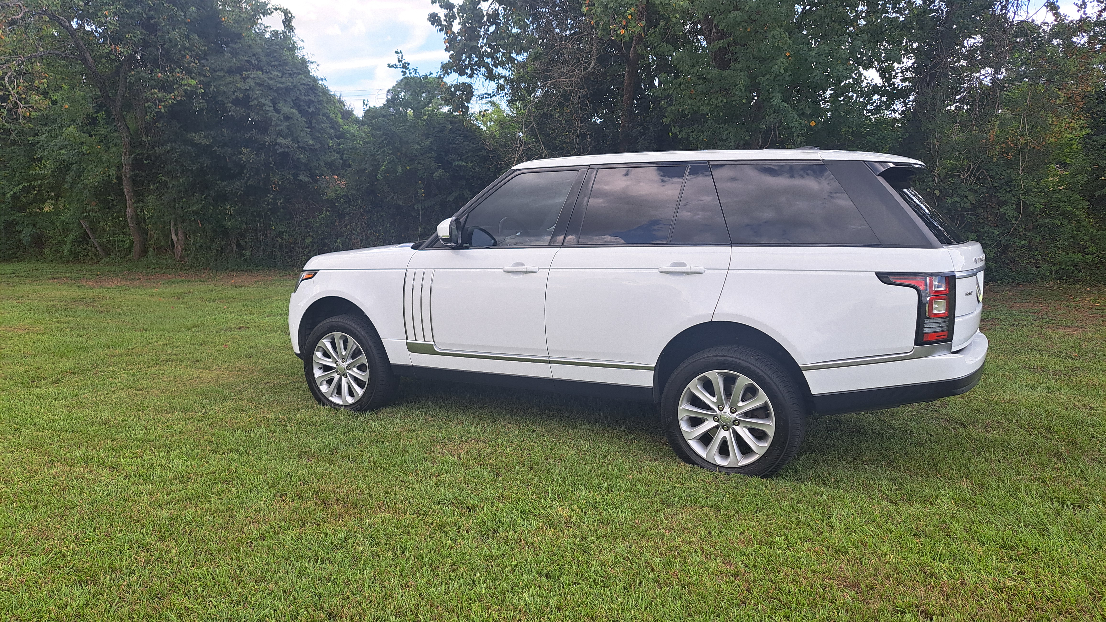 Used 2015 Land Rover Range Rover HSE AWD/4WD image 2