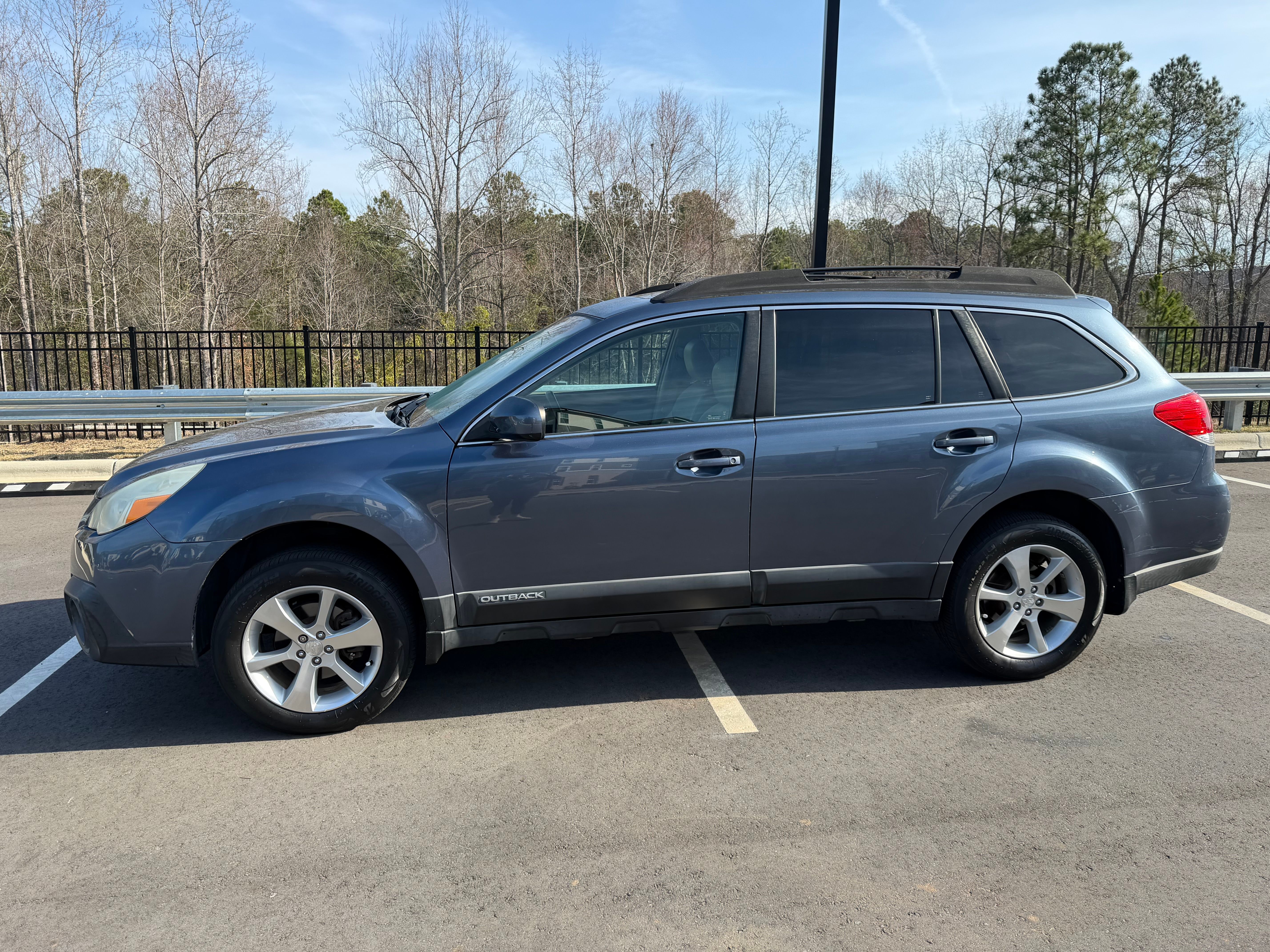 Used 2013 Subaru Outback 2.5i Limited w/ Moonroof Pkg AWD/4WD image 1