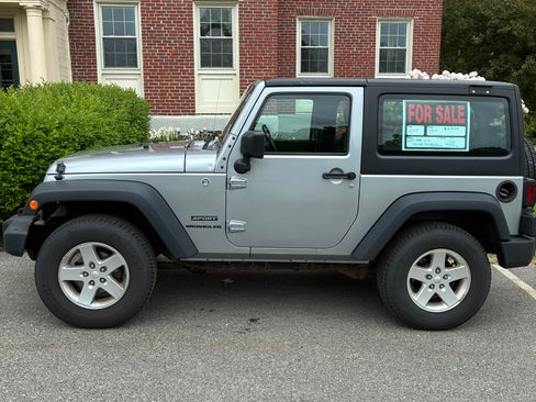 Used 2015 Jeep Wrangler Sport w/ Quick Order Package 23S AWD/4WD image 2