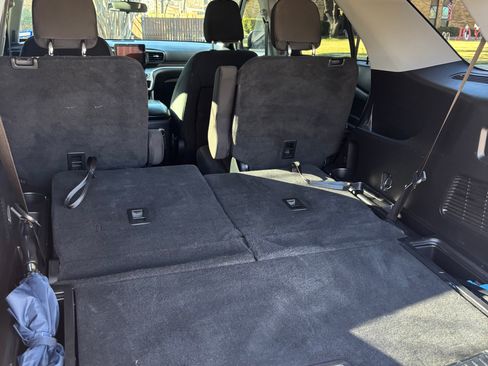 Used 2021 Ford Explorer XLT image 2