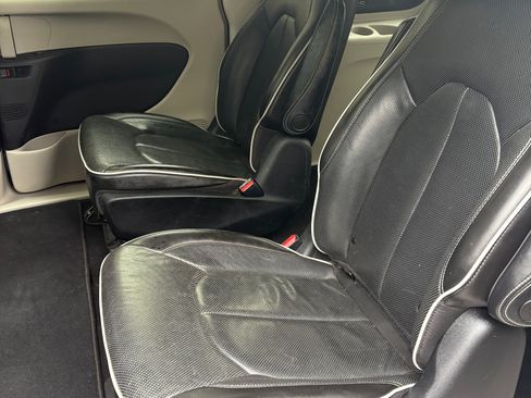 Used 2021 Chrysler Pacifica Limited w/ Premium & Safety Sphere Group image 16