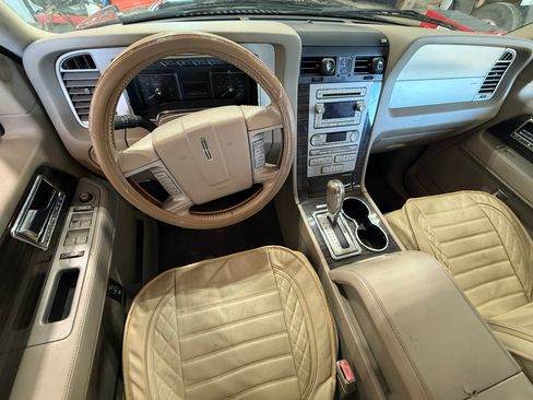 Used 2009 Lincoln Navigator 4WD image 4