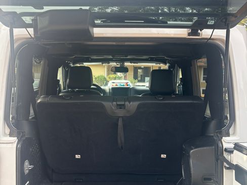 Used 2014 Jeep Wrangler Sahara image 12