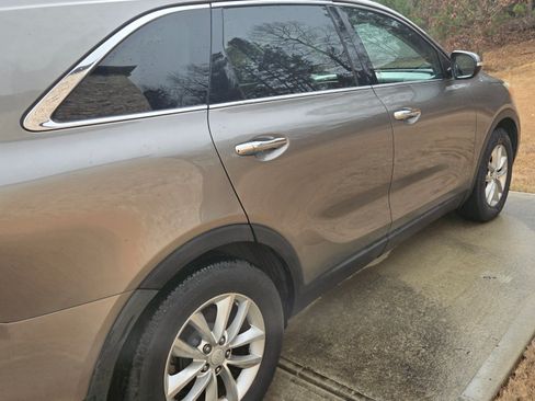 Used 2016 Kia Sorento LX image 5