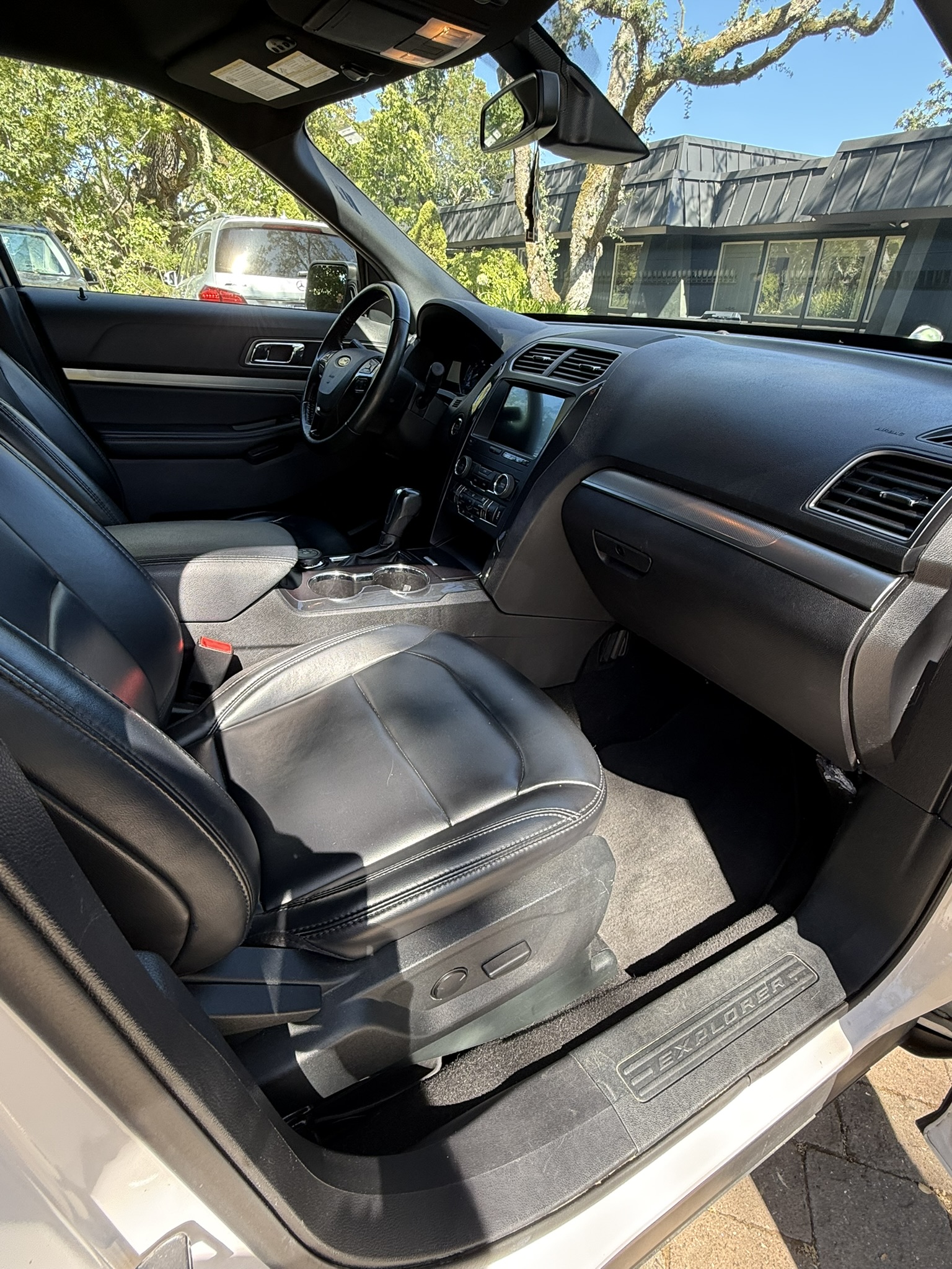 Used 2019 Ford Explorer XLT w/ Equipment Group 202A AWD/4WD image 18