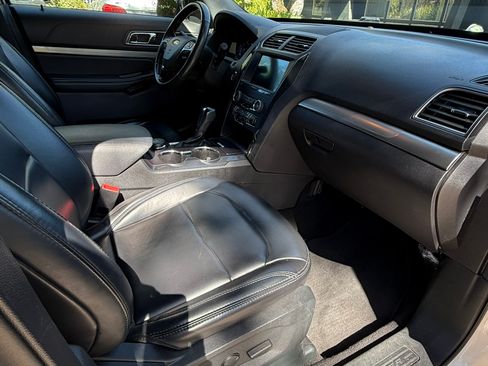 Used 2019 Ford Explorer XLT w/ Equipment Group 202A AWD/4WD image 18