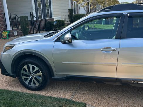 Used 2020 Subaru Outback Premium image 6