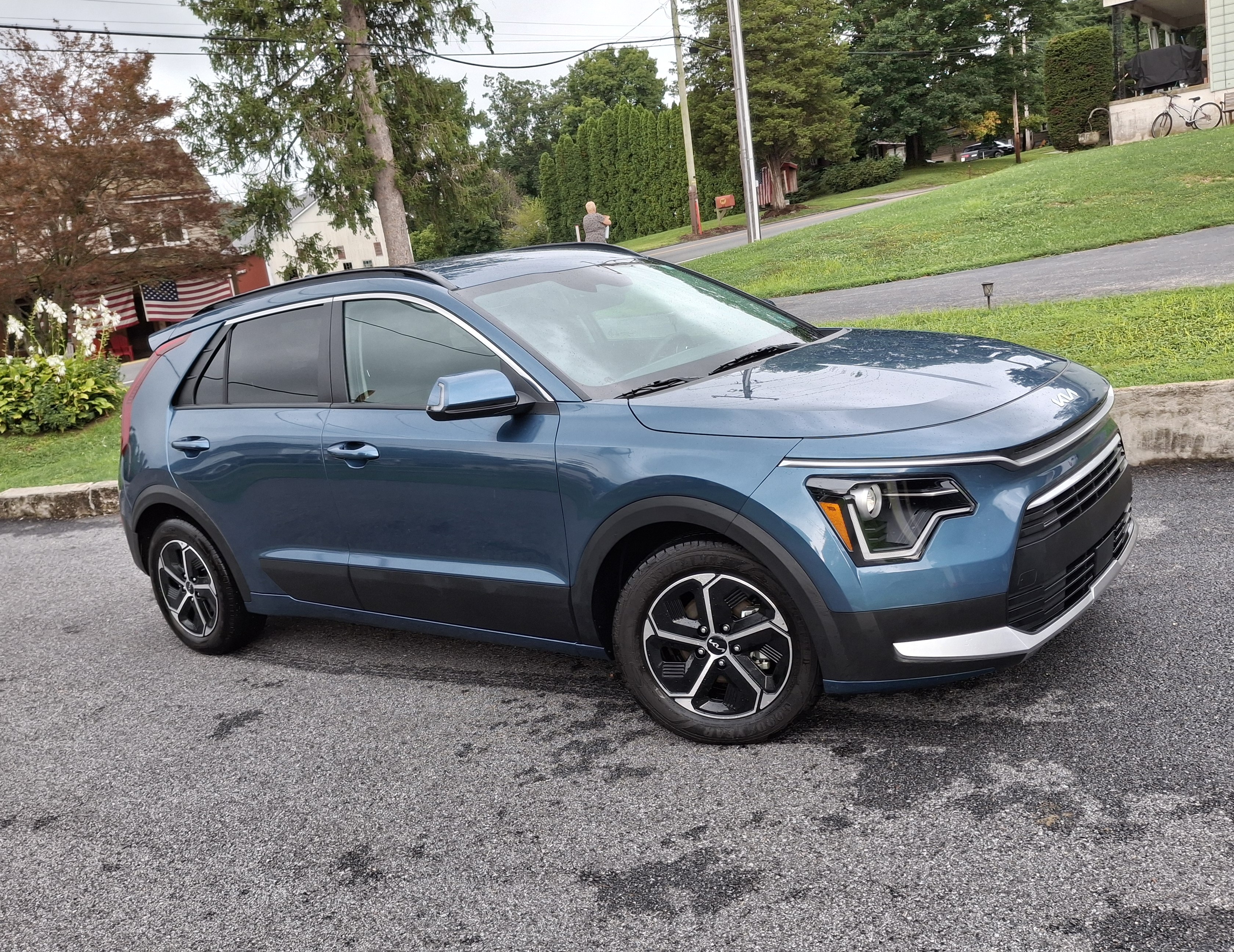 Used 2023 Kia Niro EX w/ EX Cold Weather Package FWD image 1