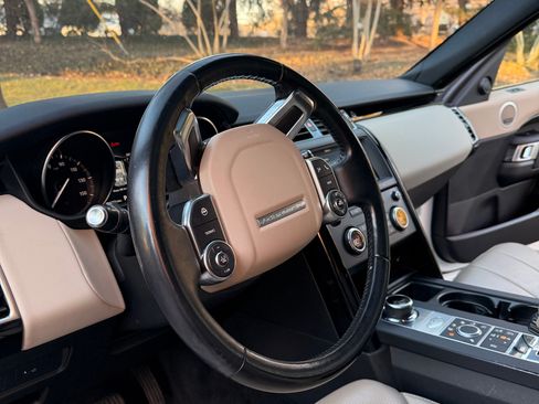 Used 2018 Land Rover Discovery SE image 15